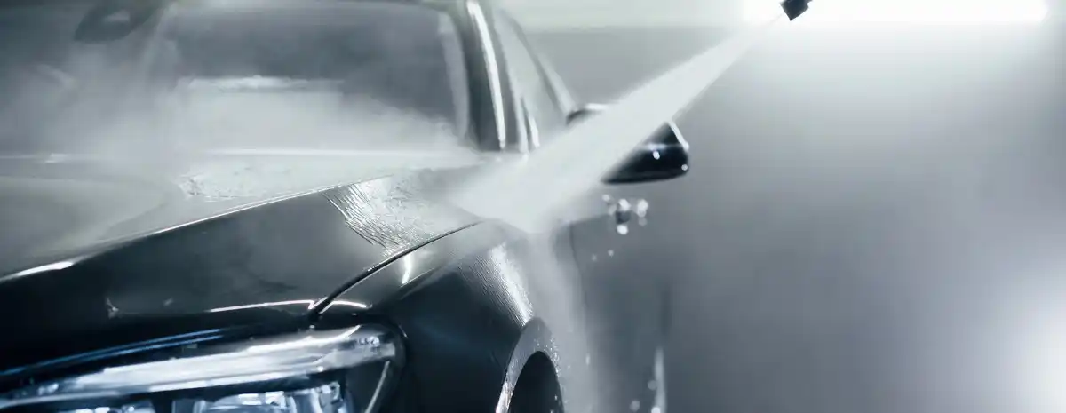lavage jet voiture noire