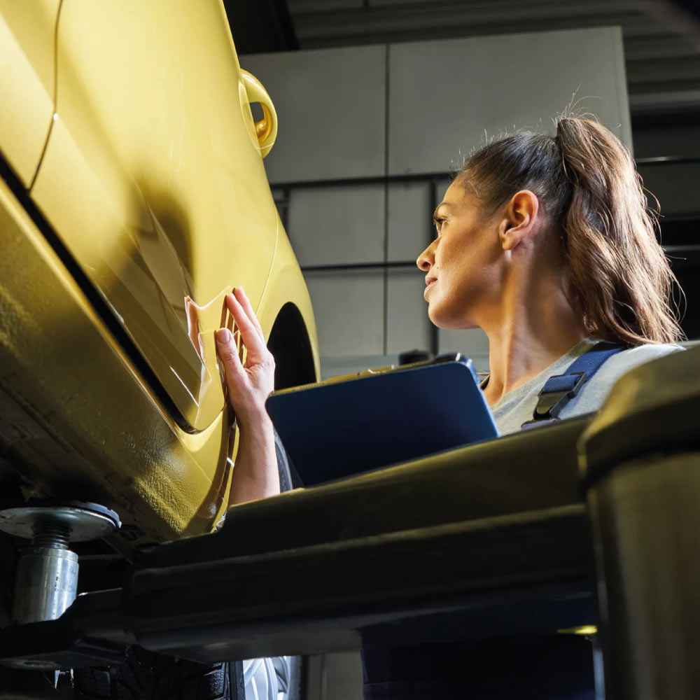 femme qui touche la carrosserie d'une voiture