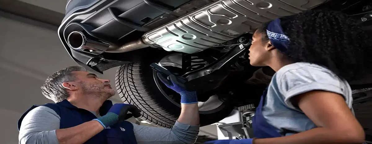 techniciens contrôle sous voiture